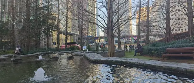 A park with water at Canary Wharf.
